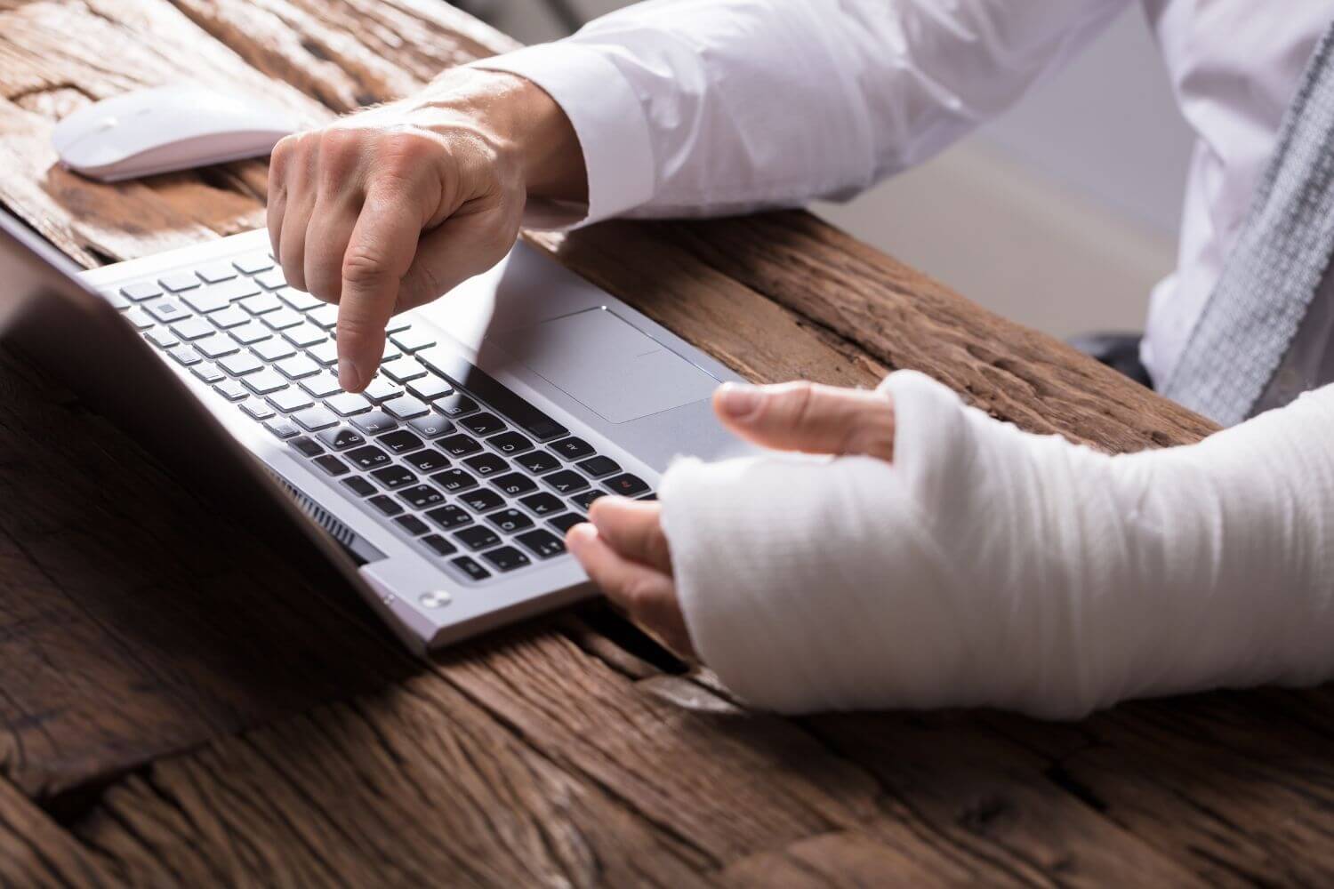 Contractor tries to type with one hand whilst suffering with a broken arm