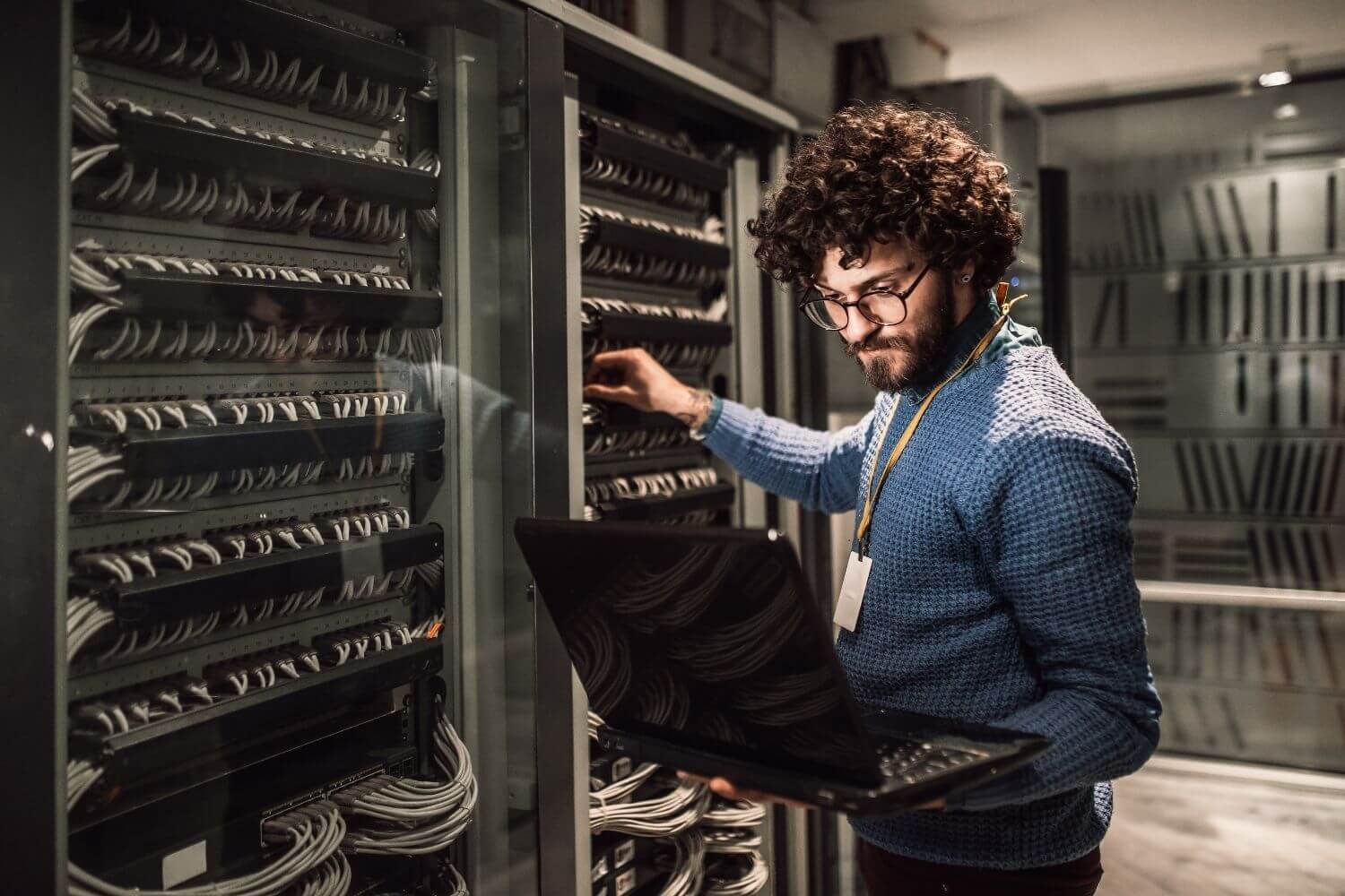 IT contractor in a computer server room