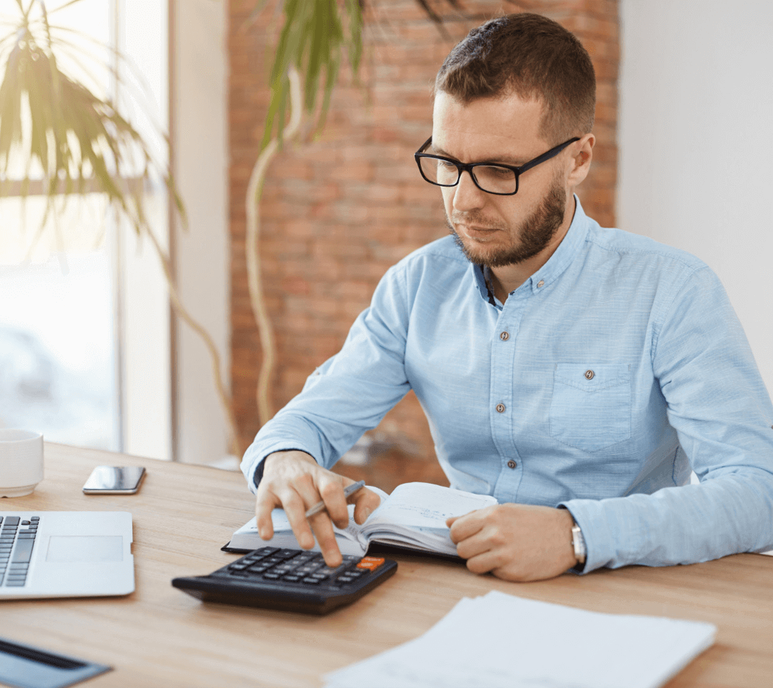 finance-contractor-working