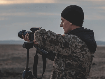 photographer-working-in-field