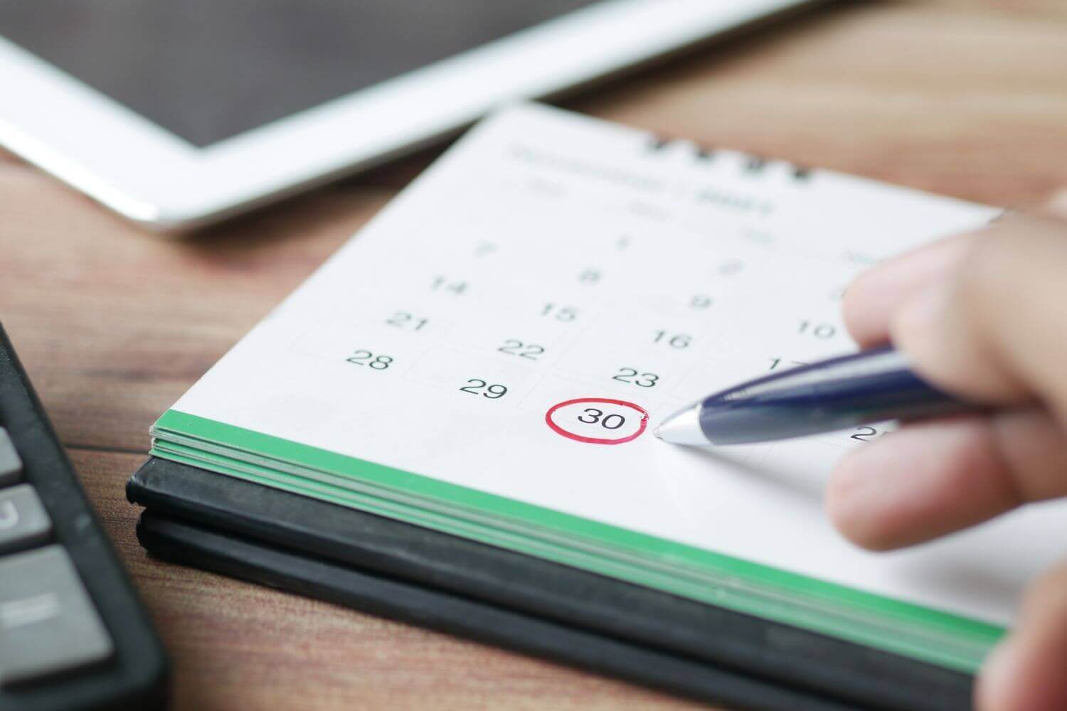 Calendar with date circled, representing guide on what a retroactive date is in professional indemnity insurance